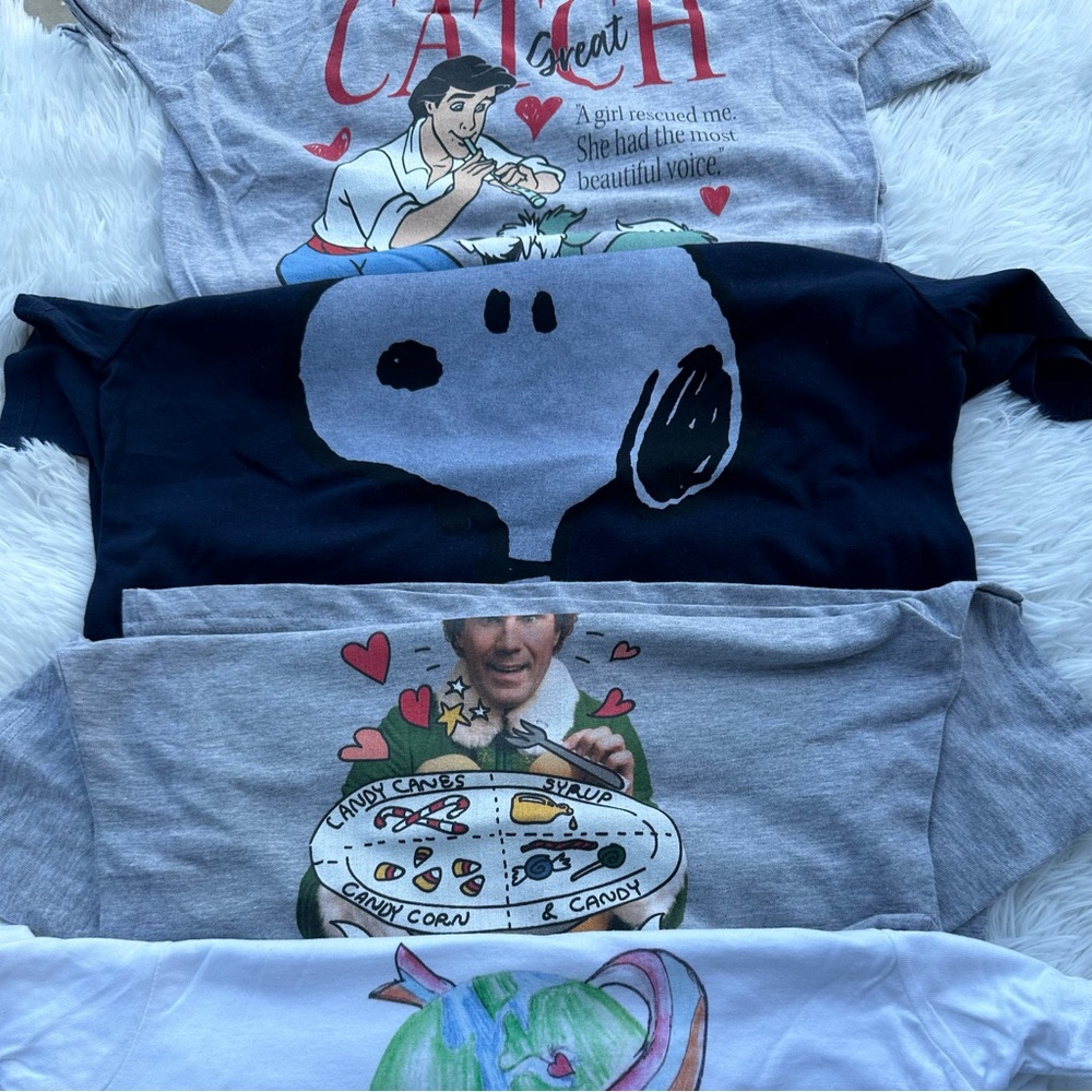 New
Short sleeve 
Girls 
t-shirt bundle 
Total of 4 
Crew neck 
Size small